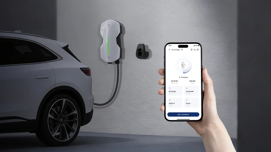 Wallbox ABTIMES RACE fixée au mur d'un garage, recharge pilotée depuis un smartphone
